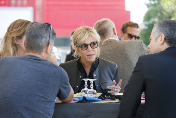 Exclusif - La première dame Brigitte Macron (Trogneux) en visite à Bègles afin de rencontrer le monde des handicapés dans la société. La première dame s'est rendue sur le plateau du tournage de la série télévisée " "Vestiaires" (saison 8) dans les studios de cinema TSF. La Premiere Dame a dejeuné en plein air avec les comédiens et l'équipe de tournage, à Bégles, France, le 18 mai 2018. © Patrick Bernard - Fabien Cottereau / Bestimage