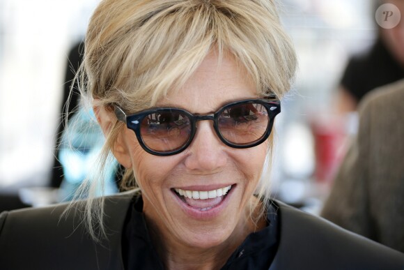 Exclusif - La première dame Brigitte Macron (Trogneux) en visite à Bègles afin de rencontrer le monde des handicapés dans la société. La première dame s'est rendue sur le plateau du tournage de la série télévisée " "Vestiaires" (saison 8) dans les studios de cinema TSF. La Premiere Dame a dejeuné en plein air avec les comédiens et l'équipe de tournage, à Bégles, France, le 18 mai 2018. © Patrick Bernard - Fabien Cottereau / Bestimage