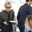 Exclusif - La première dame Brigitte Macron (Trogneux) en visite à Bègles afin de rencontrer le monde des handicapés dans la société. La première dame s'est rendue sur le plateau du tournage de la série télévisée " "Vestiaires" (saison 8) dans les studios de cinema TSF. La Premiere Dame a dejeuné en plein air avec les comédiens et l'équipe de tournage, à Bégles, France, le 18 mai 2018. © Patrick Bernard - Fabien Cottereau / Bestimage