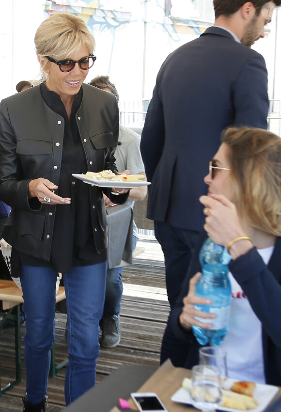 Exclusif - La première dame Brigitte Macron (Trogneux) en visite à Bègles afin de rencontrer le monde des handicapés dans la société. La première dame s'est rendue sur le plateau du tournage de la série télévisée " "Vestiaires" (saison 8) dans les studios de cinema TSF. La Premiere Dame a dejeuné en plein air avec les comédiens et l'équipe de tournage, à Bégles, France, le 18 mai 2018. © Patrick Bernard - Fabien Cottereau / Bestimage
