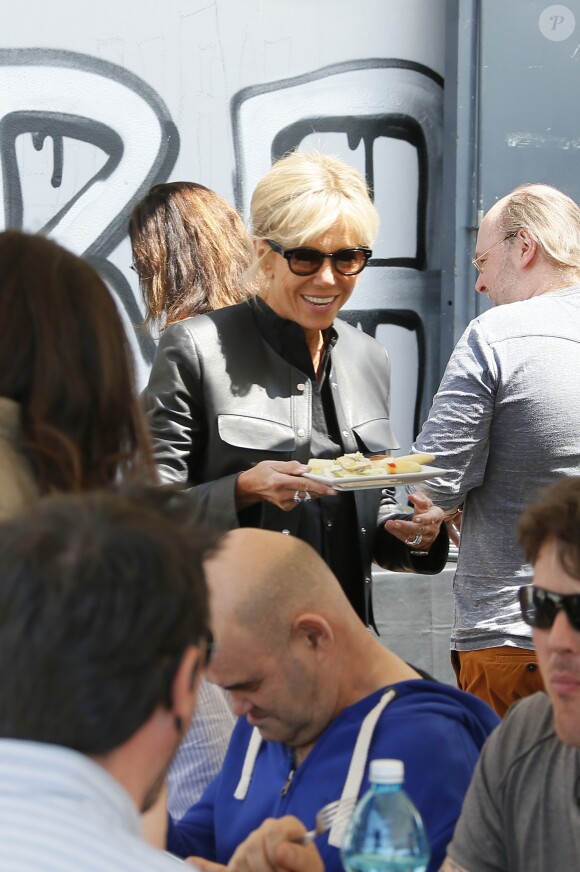 Exclusif - La première dame Brigitte Macron (Trogneux) en visite à Bègles afin de rencontrer le monde des handicapés dans la société. La première dame s'est rendue sur le plateau du tournage de la série télévisée " "Vestiaires" (saison 8) dans les studios de cinema TSF. La Premiere Dame a dejeuné en plein air avec les comédiens et l'équipe de tournage, à Bégles, France, le 18 mai 2018. © Patrick Bernard - Fabien Cottereau / Bestimage