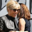 Exclusif - La première dame Brigitte Macron (Trogneux) en visite à Bègles afin de rencontrer le monde des handicapés dans la société. La première dame s'est rendue sur le plateau du tournage de la série télévisée " "Vestiaires" (saison 8) dans les studios de cinema TSF. La Premiere Dame a dejeuné en plein air avec les comédiens et l'équipe de tournage, à Bégles, France, le 18 mai 2018. © Patrick Bernard - Fabien Cottereau / Bestimage