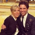Mika posant avec Brigitte Macron lors d'un dîner organisé à l'Elysée le 18 mai 2018.