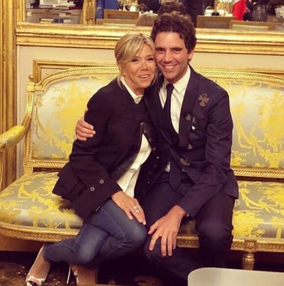 Mika posant avec Brigitte Macron lors d'un dîner organisé à l'Elysée le 18 mai 2018.