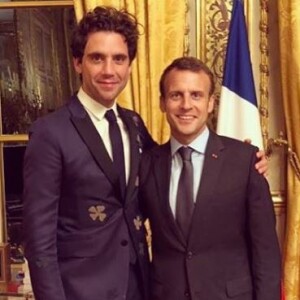 Mika posant avec Emmanuel Macron lors d'un dîner organisé à l'Elysée le 18 mai 2018.