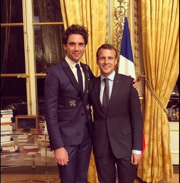 Mika posant avec Emmanuel Macron lors d'un dîner organisé à l'Elysée le 18 mai 2018.