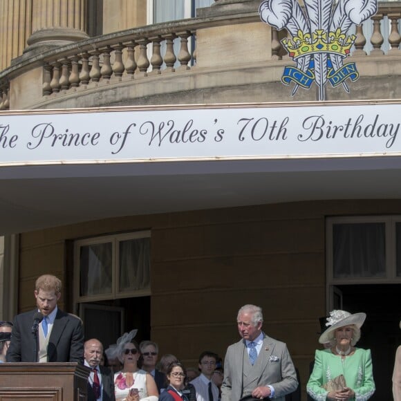 La duchesse Meghan de Sussex (Meghan Markle), vêtue d'une robe Goat, et le prince Harry prenaient part le 22 mai 2018 à une garden party organisée dans les jardins de Buckingham Palace dans le cadre des célébrations du 70e anniversaire du prince Charles. A cinq mois de la date (14 novembre 2018), le rassemblement honorait ses patronages, associations et rôles militaires.