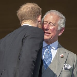 Le prince Harry embrasse son père le prince Charles après son discours. La duchesse Meghan de Sussex (Meghan Markle), vêtue d'une robe Goat, et le prince Harry prenaient part le 22 mai 2018 à une garden party organisée dans les jardins de Buckingham Palace dans le cadre des célébrations du 70e anniversaire du prince Charles. A cinq mois de la date (14 novembre 2018), le rassemblement honorait ses patronages, associations et rôles militaires.