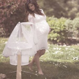 Laetitia Milot, enceinte, se dévoile radieuse en fin de grossesse, le 23 avril 2018.