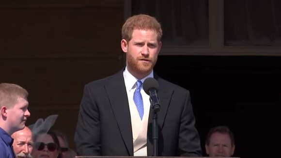 Prince Harry, attaqué par un bourdon, prononce un discours dans les jardins du palais de Buckingham à l'occasion des célébrations du 70e anniversaire de son père le prince Charles. Le 22 mai 2018.