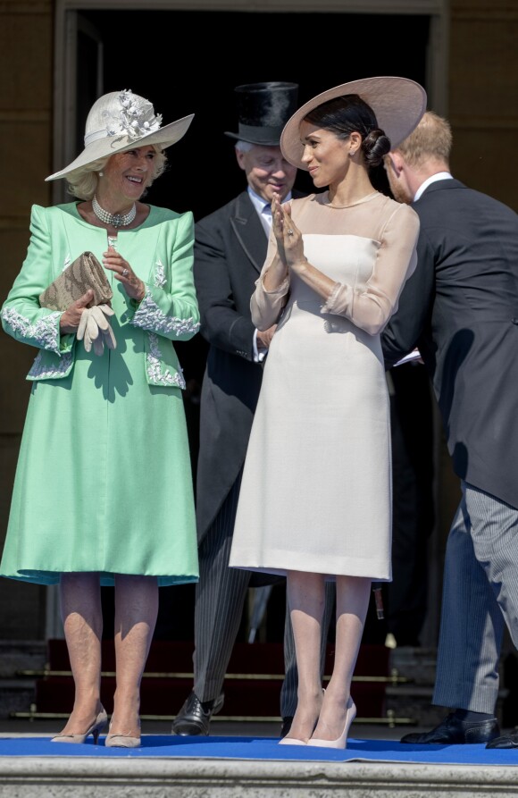 Camilla Parker Bowles, duchesse de Cornouailles, et Meghan Markle, duchesse de Sussex, lors de la garden party pour les 70 ans du prince Charles au palais de Buckingham à Londres. Le 22 mai 2018.