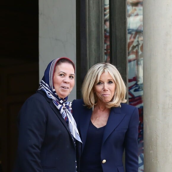 La première dame Brigitte Macron a reçu Latifa Ibn Ziaten pour un entretien au palais de l'Elysée à Paris le 23 mai 2018. Latifa Ibn Ziaten est la mère du premier militaire assassiné par Mohammed Merah le 11 mars 2012. Par la suite, elle a créé l'association Imad-Ibn-Ziaten pour la jeunesse et pour la paix pour aider les jeunes en difficulté et promouvoir le dialogue interreligieux. © Stéphane Lemouton / Bestimage 