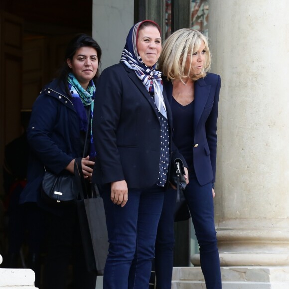 La première dame Brigitte Macron a reçu Latifa Ibn Ziaten pour un entretien au palais de l'Elysée à Paris le 23 mai 2018. Latifa Ibn Ziaten est la mère du premier militaire assassiné par Mohammed Merah le 11 mars 2012. Par la suite, elle a créé l'association Imad-Ibn-Ziaten pour la jeunesse et pour la paix pour aider les jeunes en difficulté et promouvoir le dialogue interreligieux. © Stéphane Lemouton / Bestimage 