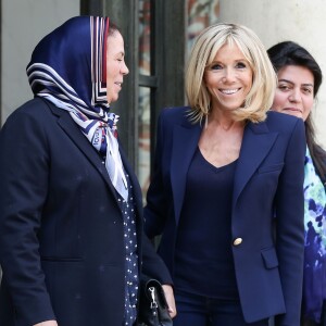 La première dame Brigitte Macron a reçu Latifa Ibn Ziaten pour un entretien au palais de l'Elysée à Paris le 23 mai 2018. Latifa Ibn Ziaten est la mère du premier militaire assassiné par Mohammed Merah le 11 mars 2012. Par la suite, elle a créé l'association Imad-Ibn-Ziaten pour la jeunesse et pour la paix pour aider les jeunes en difficulté et promouvoir le dialogue interreligieux. © Stéphane Lemouton / Bestimage 