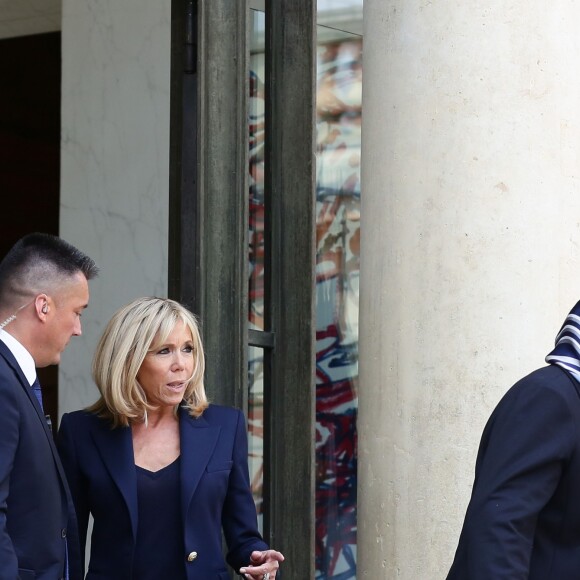 La première dame Brigitte Macron a reçu Latifa Ibn Ziaten pour un entretien au palais de l'Elysée à Paris le 23 mai 2018. Latifa Ibn Ziaten est la mère du premier militaire assassiné par Mohammed Merah le 11 mars 2012. Par la suite, elle a créé l'association Imad-Ibn-Ziaten pour la jeunesse et pour la paix pour aider les jeunes en difficulté et promouvoir le dialogue interreligieux. © Stéphane Lemouton / Bestimage 