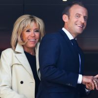 Brigitte et Emmanuel Macron unis et souriants pour leur arrivée en Russie