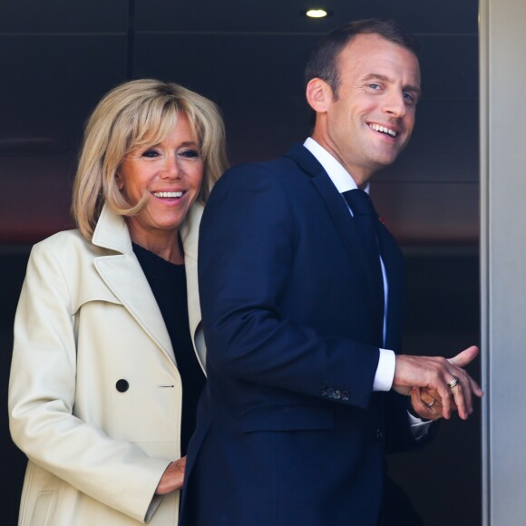 Le président français Emmanuel Macron et sa femme Brigitte arrivent à l'aéroport de Saint-Petersbourg, à l'occasion du Forum économique international de Saint-Pétersbourg. Le 24 mai 2018.