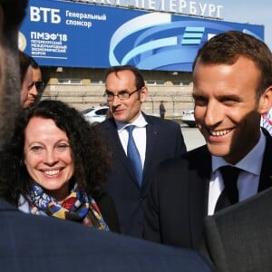 Le président français Emmanuel Macron et sa femme Brigitte arrivent à l'aéroport de Saint-Petersbourg, à l'occasion du Forum économique international de Saint-Pétersbourg. Le 24 mai 2018.