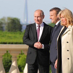 Le président français Emmanuel Macron et sa femme Brigitte ont été reçus au palais Constantin par Vladimir Poutine à Saint-Petersbourg. Le 24 mai 2018.