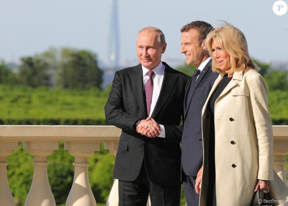 Le président français Emmanuel Macron et sa femme Brigitte ont été reçus au palais Constantin par Vladimir Poutine à Saint-Petersbourg. Le 24 mai 2018.