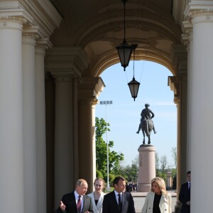 Le président français Emmanuel Macron et sa femme Brigitte ont été reçus au palais Constantin par Vladimir Poutine à Saint-Petersbourg. Le 24 mai 2018.