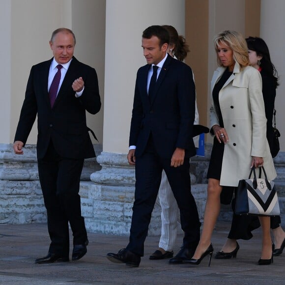 Vladimir Poutine accueille le président Emmanuel Macron et sa femme Brigitte au palais Constantin à Strelna, près de Saint-Petersbourg le 24 mai 2018 © Christian Liewig / Pool / Bestimage