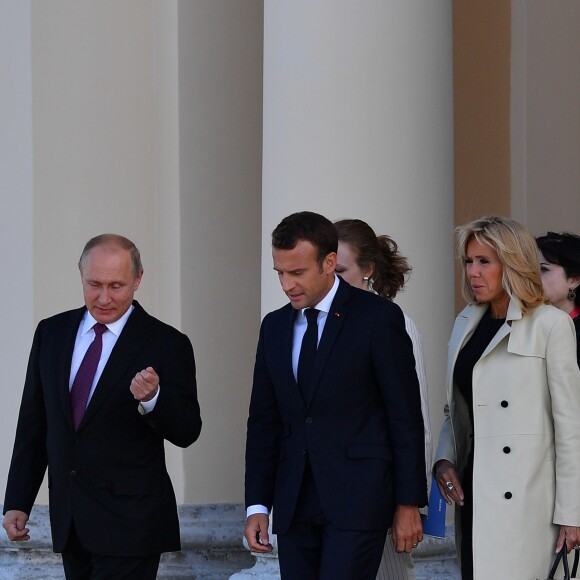 Vladimir Poutine accueille le président Emmanuel Macron et sa femme Brigitte au palais Constantin à Strelna, près de Saint-Petersbourg le 24 mai 2018 © Christian Liewig / Pool / Bestimage