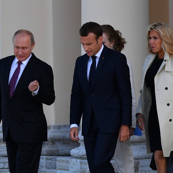 Vladimir Poutine accueille le président Emmanuel Macron et sa femme Brigitte au palais Constantin à Strelna, près de Saint-Petersbourg le 24 mai 2018 © Christian Liewig / Pool / Bestimage