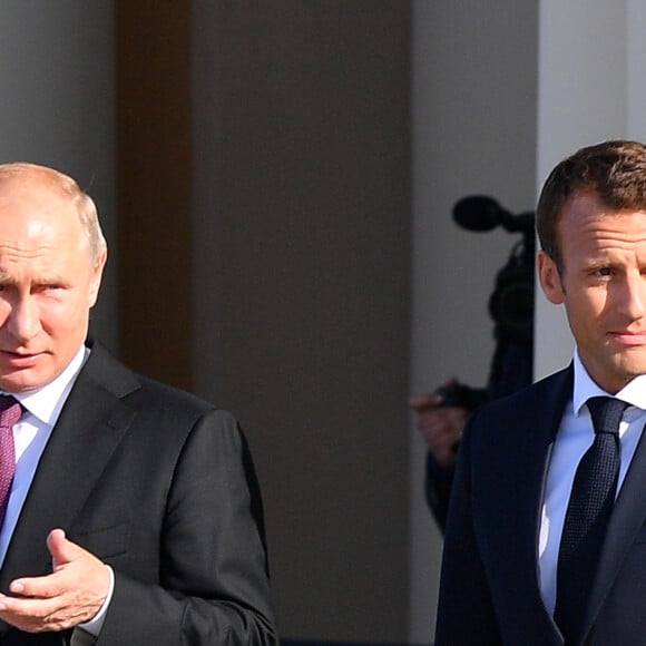 Vladimir Poutine accueille le président Emmanuel Macron et sa femme Brigitte au palais Constantin à Strelna, près de Saint-Petersbourg le 24 mai 2018 © Christian Liewig / Pool / Bestimage