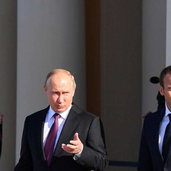 Vladimir Poutine accueille le président Emmanuel Macron et sa femme Brigitte au palais Constantin à Strelna, près de Saint-Petersbourg le 24 mai 2018 © Christian Liewig / Pool / Bestimage