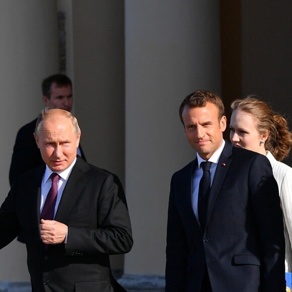 Vladimir Poutine accueille le président Emmanuel Macron et sa femme Brigitte au palais Constantin à Strelna, près de Saint-Petersbourg le 24 mai 2018 © Christian Liewig / Pool / Bestimage