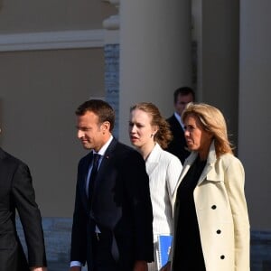 Vladimir Poutine accueille le président Emmanuel Macron et sa femme Brigitte au palais Constantin à Strelna, près de Saint-Petersbourg le 24 mai 2018 © Christian Liewig / Pool / Bestimage