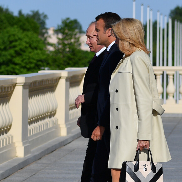 Vladimir Poutine accueille le président Emmanuel Macron et sa femme Brigitte au palais Constantin à Strelna, près de Saint-Petersbourg le 24 mai 2018 © Christian Liewig / Pool / Bestimage