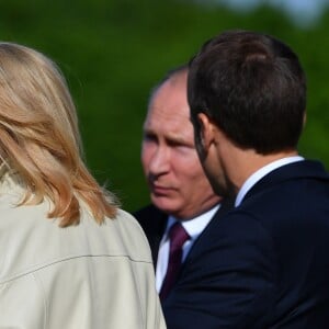 Vladimir Poutine accueille le président Emmanuel Macron et sa femme Brigitte au palais Constantin à Strelna, près de Saint-Petersbourg le 24 mai 2018 © Christian Liewig / Pool / Bestimage