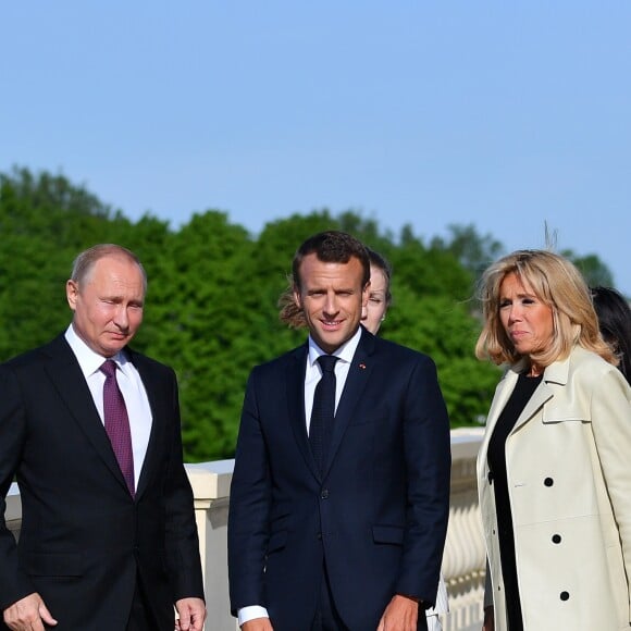 Vladimir Poutine accueille le président Emmanuel Macron et sa femme Brigitte au palais Constantin à Strelna, près de Saint-Petersbourg le 24 mai 2018 © Christian Liewig / Pool / Bestimage