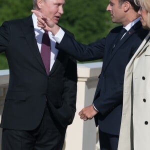 Vladimir Poutine accueille le président Emmanuel Macron et sa femme Brigitte au palais Constantin à Strelna, près de Saint-Petersbourg le 24 mai 2018 © Jacques Witt / Pool / Bestimage