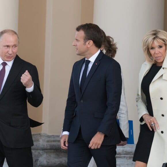 Vladimir Poutine accueille le président Emmanuel Macron et sa femme Brigitte au palais Constantin à Strelna, près de Saint-Petersbourg le 24 mai 2018 © Jacques Witt / Pool / Bestimage