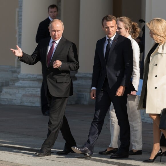 Vladimir Poutine accueille le président Emmanuel Macron et sa femme Brigitte au palais Constantin à Strelna, près de Saint-Petersbourg le 24 mai 2018 © Jacques Witt / Pool / Bestimage