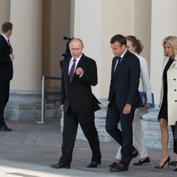 Vladimir Poutine accueille le président Emmanuel Macron et sa femme Brigitte au palais Constantin à Strelna, près de Saint-Petersbourg le 24 mai 2018 © Jacques Witt / Pool / Bestimage