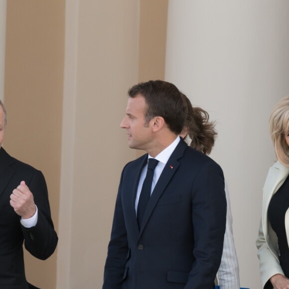 Vladimir Poutine accueille le président Emmanuel Macron et sa femme Brigitte au palais Constantin à Strelna, près de Saint-Petersbourg le 24 mai 2018 © Jacques Witt / Pool / Bestimage