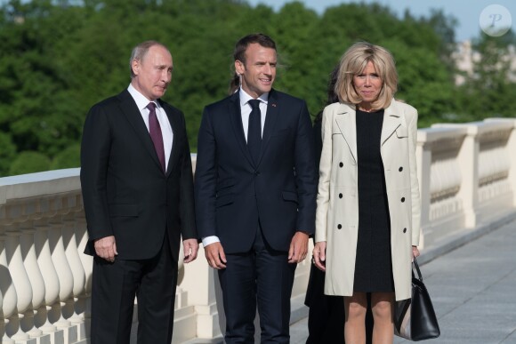 Vladimir Poutine accueille le président Emmanuel Macron et sa femme Brigitte au palais Constantin à Strelna, près de Saint-Petersbourg le 24 mai 2018 © Jacques Witt / Pool / Bestimage