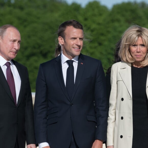 Vladimir Poutine accueille le président Emmanuel Macron et sa femme Brigitte au palais Constantin à Strelna, près de Saint-Petersbourg le 24 mai 2018 © Jacques Witt / Pool / Bestimage