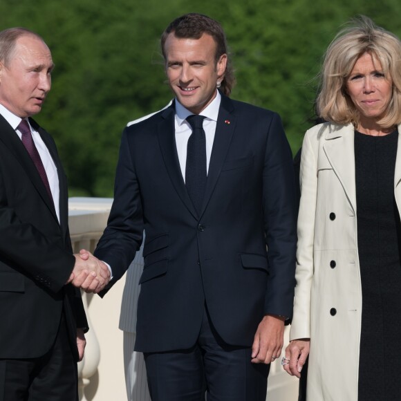 Vladimir Poutine accueille le président Emmanuel Macron et sa femme Brigitte au palais Constantin à Strelna, près de Saint-Petersbourg le 24 mai 2018 © Jacques Witt / Pool / Bestimage