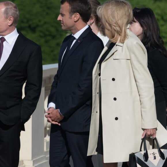 Vladimir Poutine accueille le président Emmanuel Macron et sa femme Brigitte au palais Constantin à Strelna, près de Saint-Petersbourg le 24 mai 2018 © Jacques Witt / Pool / Bestimage