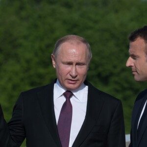 Vladimir Poutine accueille le président Emmanuel Macron et sa femme Brigitte au palais Constantin à Strelna, près de Saint-Petersbourg le 24 mai 2018 © Jacques Witt / Pool / Bestimage