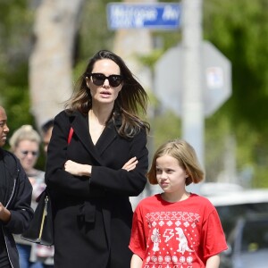 Exclusif - Angelina Jolie et ses filles Zahara et Vivienne se baladent à Los Angeles et s'arrêtent à un food truck le 19 mars 2018.
