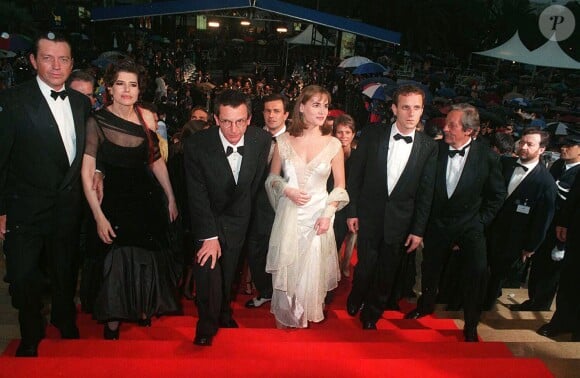 Judith Godrèche avec l'équipe du film "Ridicule" lors du 49e Festival de Cannes en mai 1996