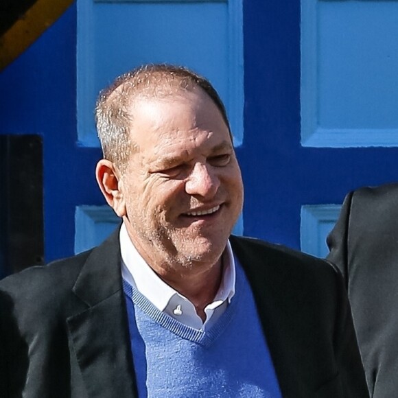 Le producteur déchu Harvey Weinstein, accusé par des dizaines de femmes d'agressions sexuelles et de viols, à la sortie du commissariat du sud de Manhattan où il s'est spontanément présenté. New York le 25 mai 2018. Harvey Weinstein, 66 ans, a été accueilli à son arrivée par des dizaines de caméras. Longtemps vénéré dans le monde du cinéma, il devrait être enregistré, sa photo et ses empreintes digitales prises avant d'être transféré au tribunal situé non loin de là pour y être présenté à un juge.