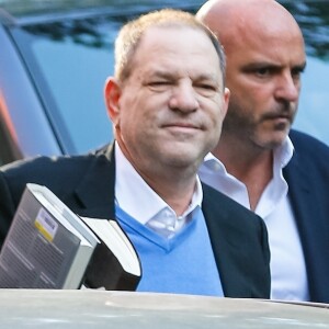 Le producteur déchu Harvey Weinstein, accusé par des dizaines de femmes d'agressions sexuelles et de viols, s'est présenté vendredi à un commissariat du sud de Manhattan, avant une probable inculpation à New York le 25 mai 2018. Harvey Weinstein, 66 ans, a été accueilli à son arrivée par des dizaines de caméras. Longtemps vénéré dans le monde du cinéma, il devrait être enregistré, sa photo et ses empreintes digitales prises avant d'être transféré au tribunal situé non loin de là pour y être présenté à un juge.