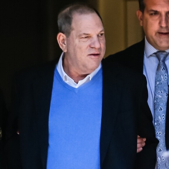 Le producteur déchu Harvey Weinstein, accusé par des dizaines de femmes d'agressions sexuelles et de viols, à la sortie du commissariat du sud de Manhattan où il s'est spontanément présenté. New York le 25 mai 2018. Harvey Weinstein, 66 ans, a été accueilli à son arrivée par des dizaines de caméras. Longtemps vénéré dans le monde du cinéma, il devrait être enregistré, sa photo et ses empreintes digitales prises avant d'être transféré au tribunal situé non loin de là pour y être présenté à un juge.